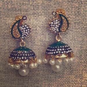 Dazzling green lacquer and pearl Jhoomka earrings!